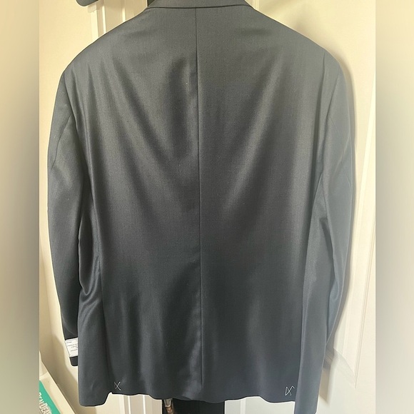 Jos. A. Bank Suit - Traveler’s Collection - Tailored fit- Natural Stretch - Picture 5 of 14